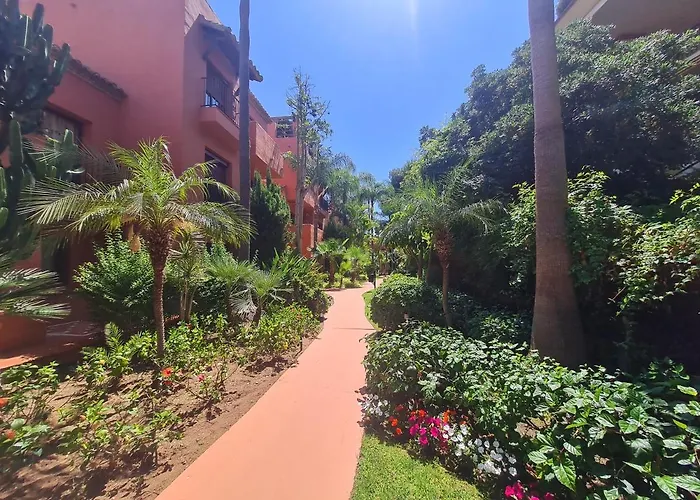 Luxury Spacious Penthouse & Garage 150M To Beach