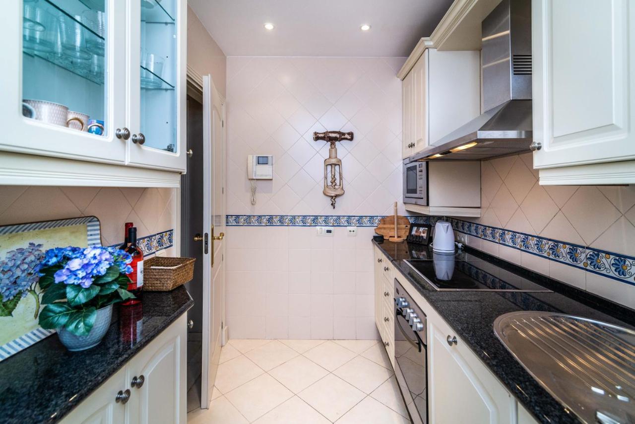 Luxury Spacious Penthouse & Garage 150m To Apartment