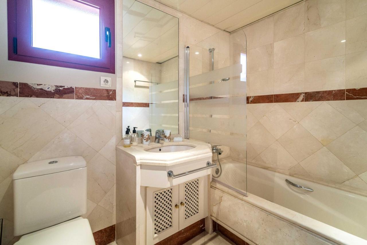 Luxury Spacious Penthouse & Garage 150m To Apartment